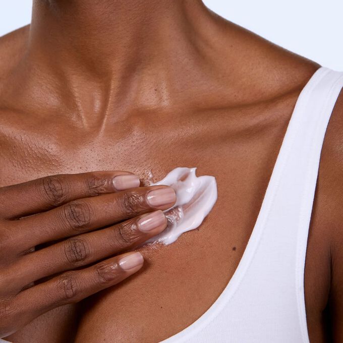 Protivr&aacute;skov&yacute; liftingov&yacute; denn&yacute; kr&eacute;m na krk a dekolt Super Restorative Neck and Decollet&eacute;